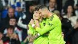 تأثير كريستيانو رونالدو.. قميص النصر يصل إلى مانشستر يونايتد (فيديو)