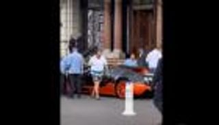 بسيارة فارهة و"شورت مشجر".. رجل أعمال مصري يثير الجدل في باريس (فيديو)