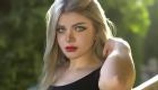 ياسمين الخطيب تفاجئ متابعيها بإطلالة صيفية مثيرة (صورة)