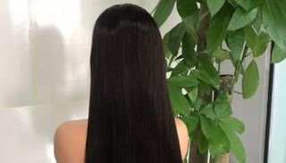 فنانة مصرية تخلع الباروكة على الهواء