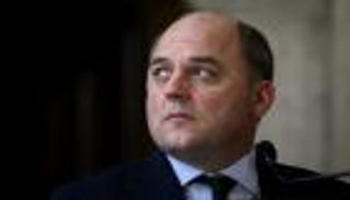 الأطول خدمة منذ تشرشل.. والاس يستسلم للتنحي ويحذر من مستقبل العالم