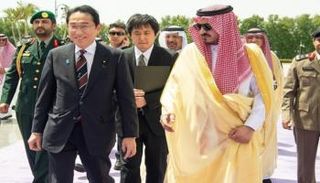 جانب من وصول رئيس وزراء اليابان للسعودية