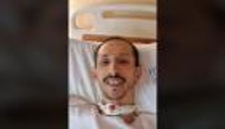 زوجته طلبت الطلاق بعد إصابته بالشلل.. سعودي يبكي رواد "السوشيال ميديا"