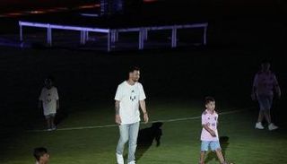 ميسي ونجله في حفل تقديمه