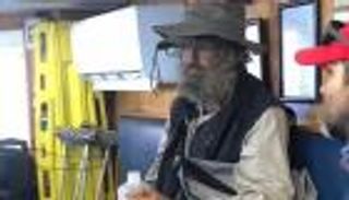 على طريقة توم هانكس.. السمك النيء ينقذ بحارا وكلبته تاها في المحيط شهرين