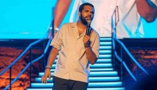 الفنان آز خلال سهرة 