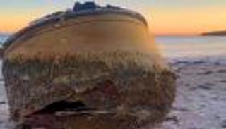 جسم غامض يظهر في أستراليا.. ومخاوف من "مواد سامة" (فيديو)