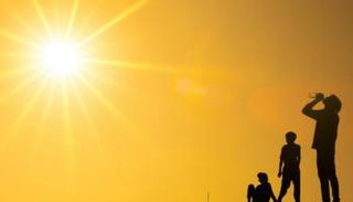 أشخاص تحت أشعة الشمس الحارقة