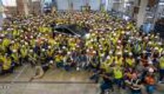 إيلون ماسك ينشر صورة أول نسخة من شاحنة سايبر ترك.. غموض في المشهد