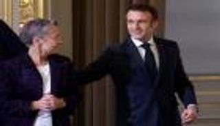 رغم الضغوط.. ماكرون يتمسك بـ"بورن" رئيسة للحكومة