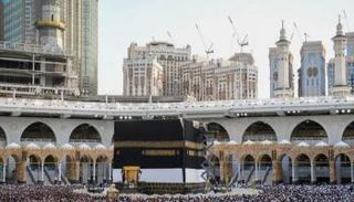 تغيير كسوة الكعبة المشرفة