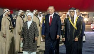 الشيخ منصور بن زايد آل نهيان في استقبال أردوغان
