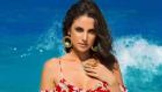 بشق من الأسفل.. درة تخطف الأنظار في إيطاليا بفستان مثير