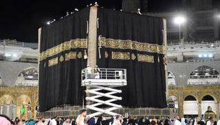 جانب من أعمال تغيير كسوة الكعبة