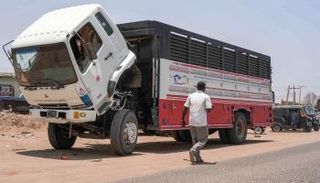 شاحنات ومركبات على جانب طريق الخرطوم وود مدني