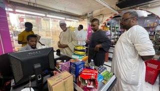سودانيون يصطفون في محل بقالة لشراء احتياجات "رويترز"