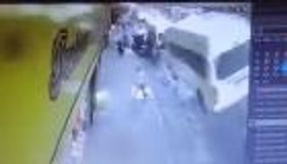 السيارات طارت في الهواء.. انفجار غامض "يشق الأرض" (فيديو)