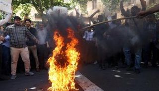 متظاهرون عراقيون يحرقون العلم السويدي أمام مقر السفارة في بغداد