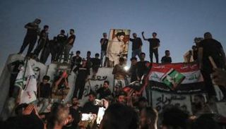 متظاهرون أمام سفارة السويد ببغداد