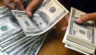 كميات من العملة الأمريكية فئة 100 دولار - أرشيفية