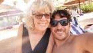 بعد قصة حب مثيرة.. الجدة إيريس جونز تنفصل عن زوجها المصري الشاب