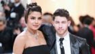 نيك جوناس يحتفل بعيد ميلاد بريانكا شوبرا.. صورة رومانسية ووصلة غزل 