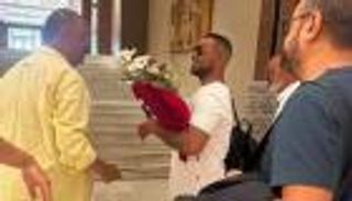 أحمد سعد في تونس مجددا.. استقبال بالورود ينهي أزمة "مهرجان التخييم"