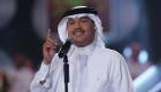 معجب يسرق قبعة محمد عبده.. ويوثق الواقعة بـ"الفيديو"