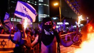 إسرائيلي خلال احتجاجات على إقرار قانون مثير للجدل