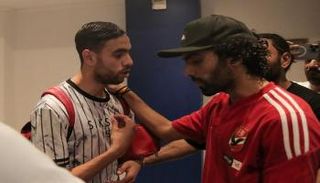 حسين الشحات يعتذر لمحمد الشيبي بتقبيل رأسه