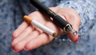 سيجارتان إلكترونية وتقليدية