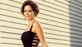 منة شلبي.. "شقية" اقتحمت عالم الفن من بوابة الإغراء (بروفايل)