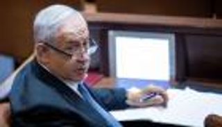 نتنياهو يغادر المستشفى.. عين على الاحتجاجات وقلب تحت الرقابة (فيديو)