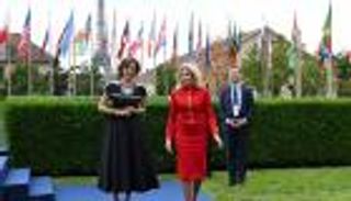 الأحمر "يتحدى" الأزرق في باريس.. جيل بايدن على خطى الأميرات؟