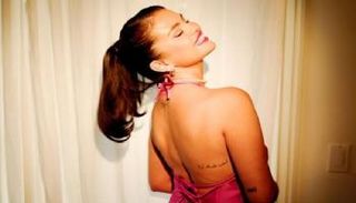 وشم سلينيا غوميز بالعربية