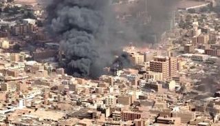 دخان وألسنة لهب جراء الاشتباكات في أم درمان بالخرطوم - رويترز