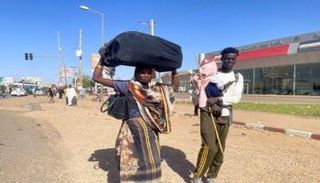 أسرة سودانية تبحث عن مكان آمن خارج الخرطوم
