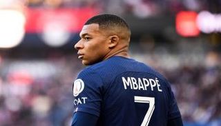 كيليان مبابي بقميص باريس سان جيرمان