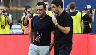 تشافي هيرنانديز ومايكل أرتيتا مدرب أرسنال