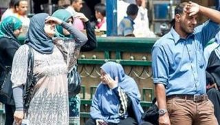 مواطنون تحت أشعة الشمس الحارقة - أرشيفية