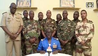 المتحدث باسم الجيش النيجري خلال ظهوره على التلفزيون الرسمي