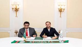 جوردان هندرسون يوقع للاتفاق 