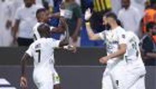 رفض الاحتفال مع حمدالله.. كيف ظهر بنزيما لأول مرة مع الاتحاد السعودي؟