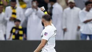 كريم بنزيما مع جماهير الاتحاد