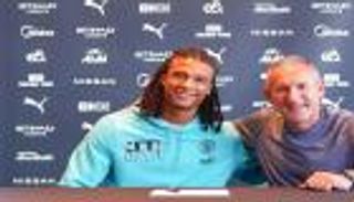 على موسيقى "البيانو".. مانشستر سيتي يؤمن المدافع الجوكر