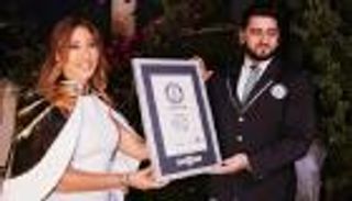 نجوى كرم تدخل موسوعة "غينيس".. أطول رداء في العالم (صور)