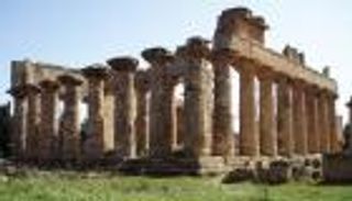 حرائق الغابات تزحف إلى موقع أولمبيا اليوناني الأثري