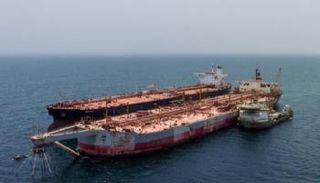 جانب من تفريغ السفينة صافر إلى نوتيكا