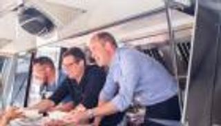 الأمير ويليام يصدم الجمهور  بعربة البرغر (فيديو)