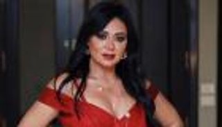 رانيا يوسف في إطلالة جريئة على البحر.. فستان تايجر وتاتو (فيديو)